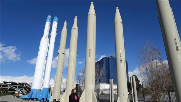 Nach Irans Großangriff: Schlägt Israel zurück? Im Iran produzierte Raketen und Satellitenträger.