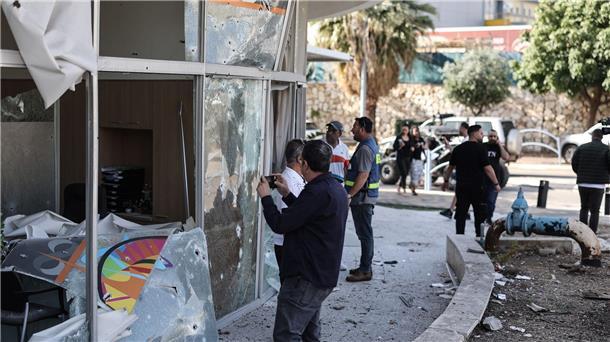 Israel greift nach Beschuss Hamas-Ziele in Gaza an Im israelischen Schelomi nahe der Grenze zum Libanon hat eine Rakete Gebäude beschädigt.