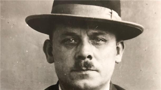 Im Jahr 1924 erregt ein Kriminalfall in Hannover weltweites Aufsehen: Der Kaufmann Fritz Haarmann gesteht nach tagelangem Verhör die Morde an insgesamt 24 jungen Männern im Alter von 10 bis 22 Jahren. Seine Opfer tötete er nach eigenen Angaben mit einem Biss in den Hals, ihre zerstückelten Leichen hat er in der Leine versenkt.