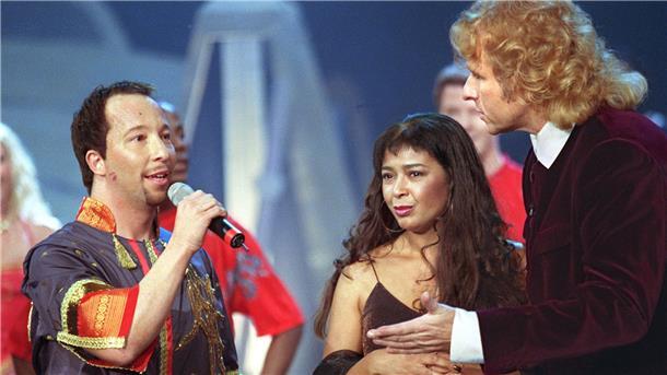 „Flashdance“-Sängerin Irene Cara gestorben Im Jahr 2001 trat Irene Cara mit DJ Bobo (l) und der Neuauflage ihres Hits „What a Feeling“ bei „Wetten, dass ...?“ auf.