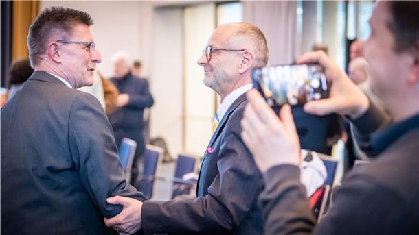 Im Januar beglückwünschte Peter Skusa (links) noch den neuen Baustadtrat Bernd Schomaker. Jetzt wird er selbst in den Magistrat wechseln. Foto: Hartmann