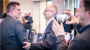 Im Januar beglückwünschte Peter Skusa (links) noch den neuen Baustadtrat Bernd Schomaker. Jetzt wird er selbst in den Magistrat wechseln. Foto: Hartmann