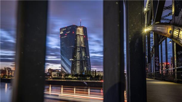 Erstmals seit Inflationswelle: EZB senkt Zinsen Im Juli 2022 beendete die EZB ihre Politik der Null- und Negativzinsen, um die Inflation in den Griff zu bekommen.
