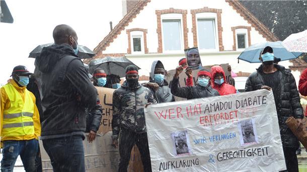 Im Juli gingen Ivorer und Flüchtlinge aus anderen afrikanischen Staaten in Zeven auf die Straße. Sie demonstrierten unter anderem für die Aufklärung des Todes von Amadou Diabate. Nun wurde in dem Fall Anklage erhoben.