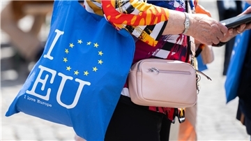 Frau mit Umhängetasche zur EU