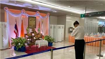Im King Chulalongkorn Memorial Hospital in Bangkok betet ein Mann für Prinzessin Bajrakitiyabha.