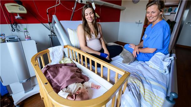Kreißsaal zum Wohlfühlen: zwei Hebammen bei der Geburt Im Klinikum Lüneburg werden Verena Ahrens und ihre wenige Tage alte Tochter von Hebamme Franziska Pfeil (r) betreut. Pfeil hat die erste Geburt im neu eröffneten hebammengeleiteten Kreißsaal im Klinikum Lüneburg betreut.