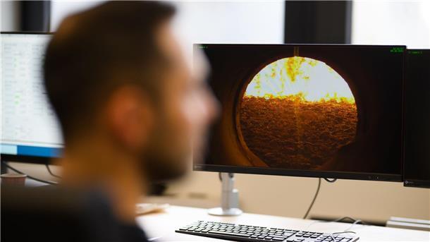 Im Kraftwerk wird das Altholz in mehreren Stufen getrocknet, entzündet und fast verbrannt.