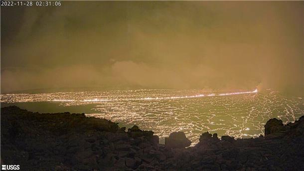 Vulkan Mauna Loa auf Hawaii ausgebrochen Im Krater des Vulkans breitet sich Lava aus.
