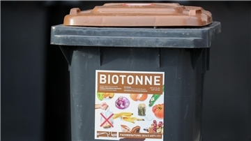 Eine Biotonne steht auf dem Gelände der Stadtreinigung.