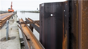 Im Kutterhafen von Dorum-Neufeld wird die Südpier auf 110 Metern erneuert. Die alte Spundwand wird durch eine neue ersetzt.