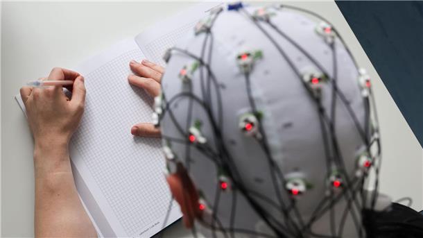 Sie machen es mit links - Mythen und Fakten über Linkshänder Im Labor der MSH Medical School Hamburg wird zum Thema Linkshändigkeit geforscht. Dabei wird die Hirnaktivität gemessen.
