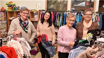 Im Lädchen an der Viktoriastraße (von links): Ulla Heyer, Doreen Schmidt (von der Hausleitung des Mehrgenerationenhauses), Waltraud Scholz und Siegrid Landsberger. 