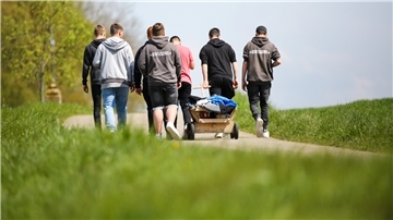 Im ländlichen Raum gibt es für Jugendliche meist nur ein sehr begrenztes Freizeitangebot. Deshalb müssen sie kreativ werden, sich draußen treffen. Der Wunsch nach mehr ist aber da.