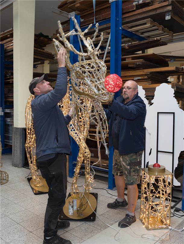 Im Lager der Erlebnis Bremerhaven GmbH bekommt Rudolph seine rote Nase zurück. Der Weihnachtsmarkt wird von Anfang November an in der Bremerhavener Innenstadt aufgebaut.
