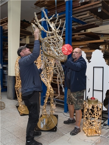 Im Lager der Erlebnis Bremerhaven GmbH bekommt Rudolph seine rote Nase zurück. Der Weihnachtsmarkt wird von Anfang November an in der Bremerhavener Innenstadt aufgebaut.
