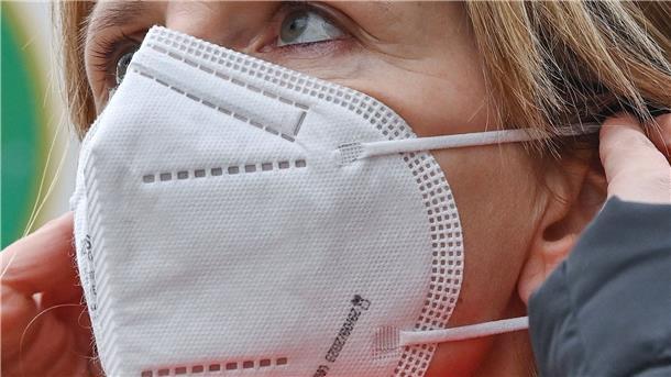Im Land Bremen wird es ab dem 2. April nur noch wenige Corona-Maßnahmen geben. Eine Maskenpflicht besteht dann unter anderen nur noch in Bussen, Praxen, Kliniken und Pflegeeinrichtungen. Foto: Pleul/dpa