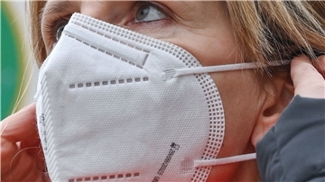 Im Land Bremen wird es ab dem 2. April nur noch wenige Corona-Maßnahmen geben. Eine Maskenpflicht besteht dann unter anderen nur noch in Bussen, Praxen, Kliniken und Pflegeeinrichtungen. Foto: Pleul/dpa
