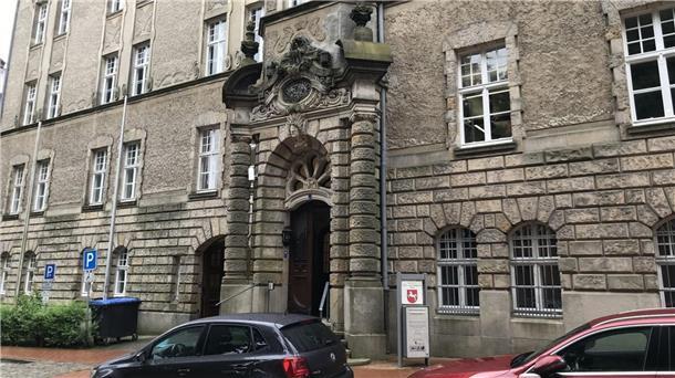Im Landgericht Stade hat jetzt vor der 4. Großen Jugendstrafkammer der Prozess gegen zwei beschuldigte junge Cuxhavener begonnen.