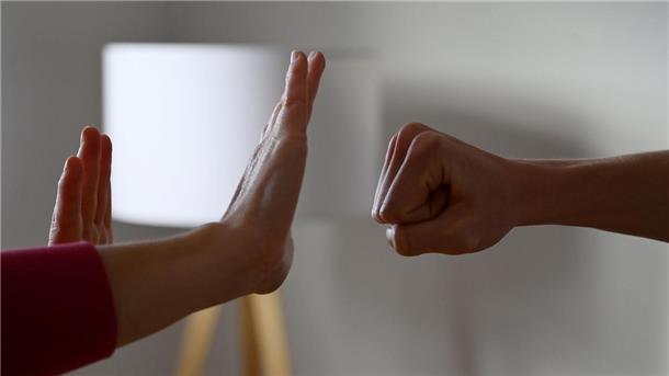 „Im Landkreis sind die Fallzahlen der von Gewalt betroffenen Frauen in den letzten Jahren kontinuierlich angestiegen“, sagt die Gleichstellungsbeauftragte des Landkreises, Maren Ozanna. Es sei wichtig, dass derzeitige Hilfe- und Beratungsangebote für Frauen weiter ausgebaut werden.