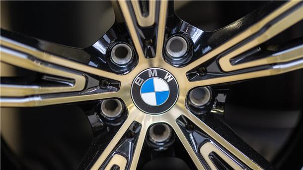 BMW erzielt Rekordabsatz - Luxusmodelle legen zu Im laufenden Jahr will BMW mehr als eine halbe Million vollelektrische Autos verkaufen.