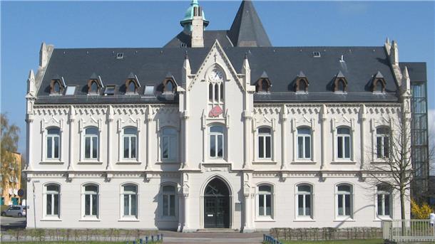 Weiße Hausfassade im neugotischen Stil. 