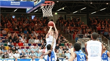 Im letzten Duell mit den Skyliners Frankfurt mussten die Eisbären am 4. Mai 2019 eine Niederlage hinnehmen, damals noch in der 1. Liga. Hier wirft Jan Niklas Wimberg auf den Korb der Hessen.