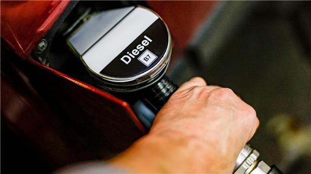 Ein Jahr nach Rekorden: Spritpreis wird zur Inflationsbremse Im März 2022 wurden unter dem Eindruck des Ukraine-Krieges alle Spritpreisrekorde pulverisiert - Diesel kostete im bundesweiten Tagesdurchschnitt zeitweise 2,321 Euro pro Liter.