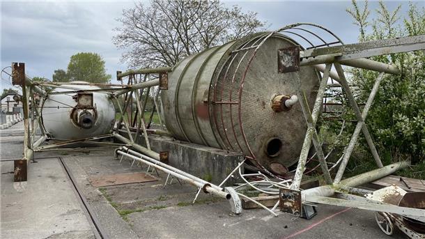 Im Mai 2022 waren auf dem Gelände der Raiffeisen-Warengenossenschaft an der Bahnhofstraße die Silos abgerissen worden - das letzte sichtbare Zeichen von Bemühungen um einen Mobilfunkmast in Stollhamm.