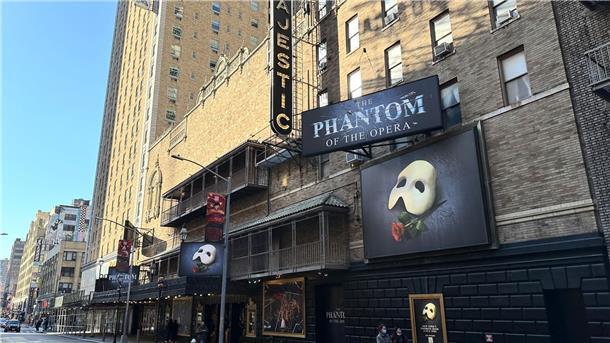 Letzter Kronleuchter fällt – Ende für „Das Phantom der Oper“ Im Majestic Theatre wird am 16.04.2023 nach mehr als 35 Jahren zum letzten Mal „Das Phantom der Oper“ gespielt. Es ist das am längsten laufende Stück in der Geschichte des berühmten Theaterviertels.