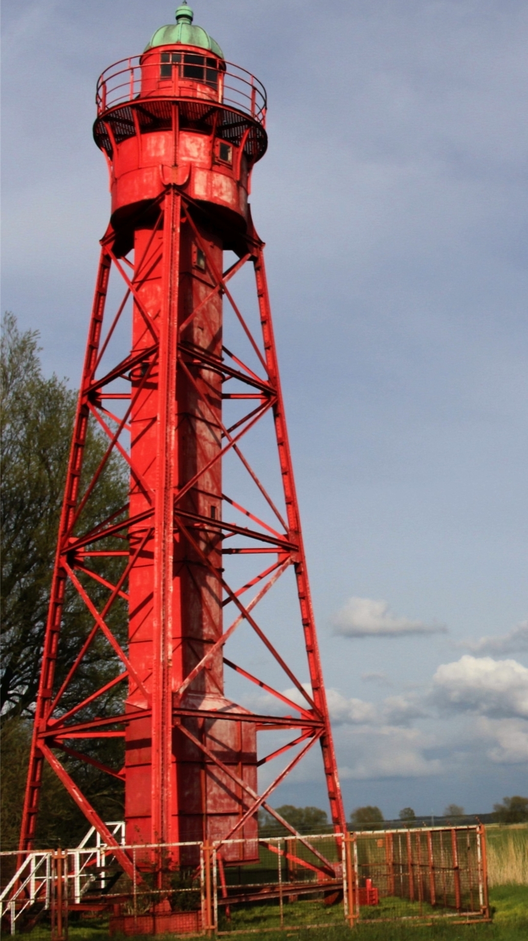 Im milden Licht der untergehenden Sonne fügt sich das Oberfeuer Sandstedt in das Landschaftsbild ein. Bei näherer Betrachtung wird deutlicher Verfall sichtbar.