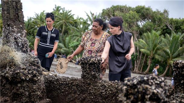 „Brutalität“ der Klimakrise: Baerbock besucht Fidschi Im Mittelpunkt der einwöchigen Reise von Außenministerin Baerbock nach Australien, Neuseeland und Fidschi stehen die Sicherheitspolitik und der Klimaschutz.