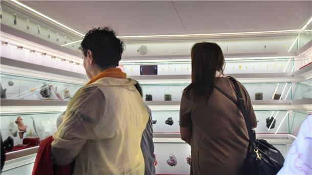 Im „Mmuseumm“ gibt es Mini-Kunstwerke und Objekte aus dem Alltag zu sehen.