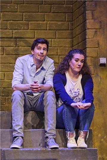 Im Musical „Die Königs vom Kiez“ verkörpert Alessandro Gebhart gleich zwei Rollen: Alex und den Wirt.