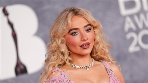 Rauchende Popstars: Wird die Zigarette gerade wieder cool? Im Musikvideo zu „Manchild“ klemmt Sabrina Carpenter eine Zigarette zwischen eine Gabel (Archivbild).