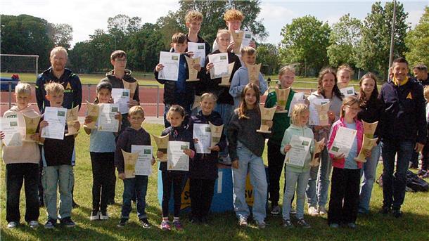 Das Foto zeigt die Klassenbesten des dritten Nordenhamer Umweltlaufes.