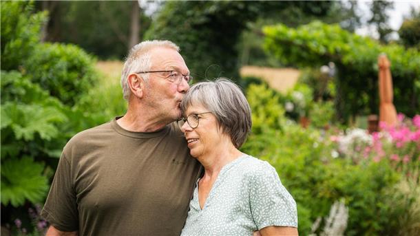 Impulsvortrag zum Thema Partnerschaft in Heeslingen Emotionale Nähe zeigen: Kleine Gesten wie ein Lächeln oder eine Umarmung stärken die Verbindung. (Symbolfoto)