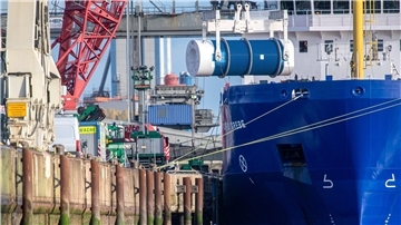 Das Spezialschiff „Pacific Grebe" liegt im November 2020 an der Pier des Midgard-Hafens. Ein Castor-Behälter wird umgeschlagen. 