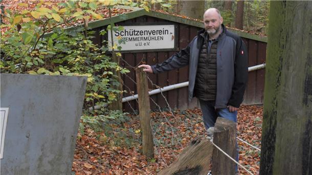 Im November stand Carsten Dammann, Präsident des Schützenvereins Stemmermühlen, am beschädigten Zaun, der den Schießstand absichern soll. Mittlerweile wurde der Zaun repariert. 