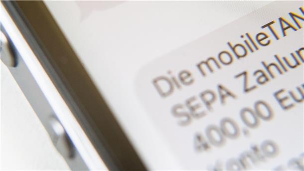 Smartphone-Display mit Bank-Transaktion