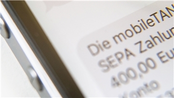 Smartphone-Display mit Bank-Transaktion