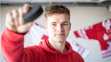 Im Porträt: Das Dorumer Eishockeytalent Justin Büsing. Der 16-Jährige spielt aktuell bei den Kölner Haien. In der Heimat im Haus seiner Familie nutzt er die Spielpause zum Training in der eigenen Garage.