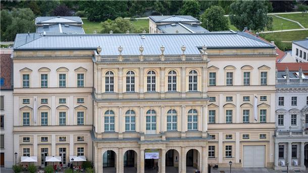 Attacke gegen Monet-Bild - Sorge um Kunstbetrieb Im Potsdamer Museum Barberini haben Klimaaktivsten ein Gemälde von Claude Monet attackiert.