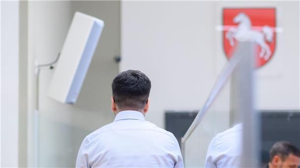 Staatsanwalt vor Gericht - viele Thesen zu undichter Stelle Im Prozess gegen einen mutmaßlich korrupten Staatsanwalt wird klar: Vermutet wurde zunächst, dass ein Polizeibeamter die undichte Stelle war. (Archivbild)