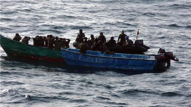 Hamburger Frachter von Piraten angegriffen Im Rahmen der EU-Mission „Atalanta“ hat die französische Marine 2009 vor der ostafrikanischen Küste elf mutmaßliche Piraten gefangen genommen.