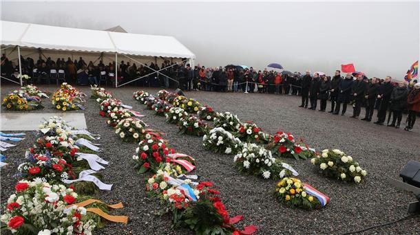 78. Jahrestag der Befreiung von Buchenwald Im Rahmen der Gedenkfeier wurden Kränze auf den ehemaligen Appelplatz gelegt: Die Befreiung Buchenwalds erlebten 21.000 Häftlinge.