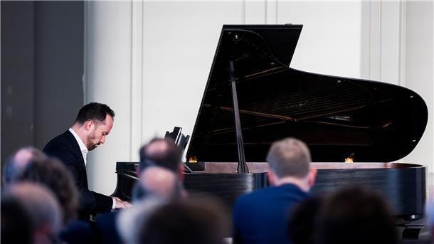 Igor Levit mit Deutschem Nationalpreis ausgezeichnet Im Rahmen der Preisverleihung in der Französischen Friedrichstadtkirche in Berlin spielte Preisträger Igor Levit am Flügel.