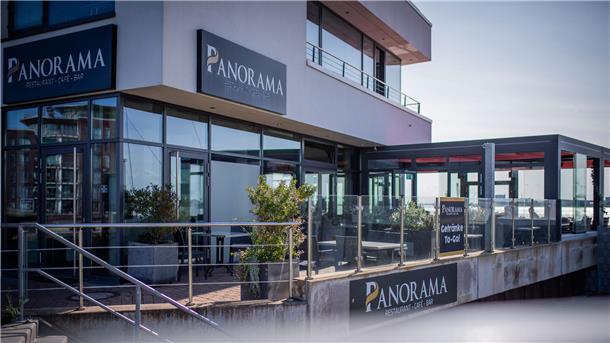 Der perfekte Tag in Bremerhaven für Fans von alten Schiffen Im Restaurant Panorama hat man auch bei schlechtem Wetter einen guten Blick auf den Weserdeich.