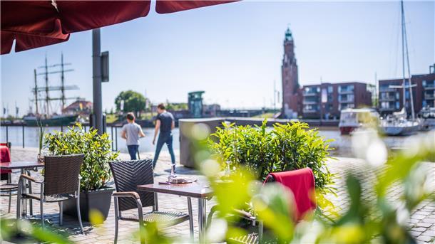 Im Restaurant "Pier 6" hat man einen guten Blick über den Yachthafen in Bremerhaven.