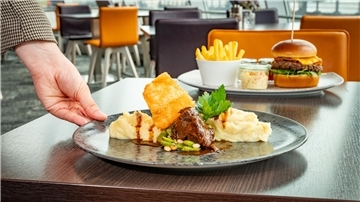 Im Restaurant "Strom" des Sail City Hotels gibt es Ochsenbacke und Hamburger.